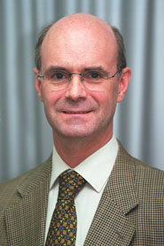 Foto frontal del doctor Carlos Perez