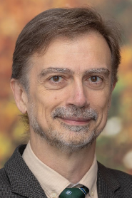 Foto frontal del doctor Javier Burguete